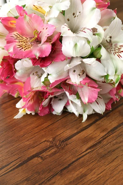 Bouquet d'alstroemeria sur fond bois — Photo