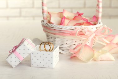 Düğün sepeti gül yaprakları ve halkaları ile