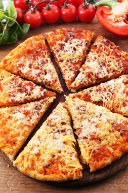 peynirli pizza üzerinde ahşap kesme tahtası, portre