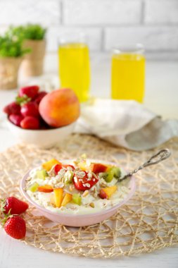 Sağlıklı kahvaltı ev yapımı yulaf ezmesi ile