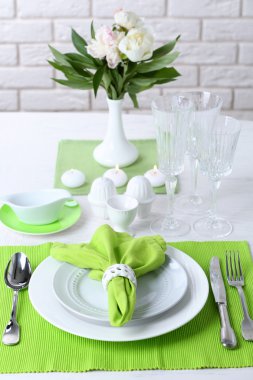 Vazoda Çiçekler ile güzel sofra