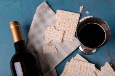 Fısıh Bayramı için matzo metal tepsi ve şarap ile