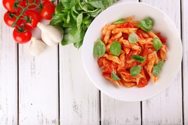 domates soslu makarna ve fesleğen.