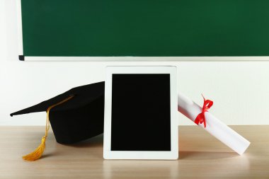 Tablet ve diploma mezuniyet kapaklı