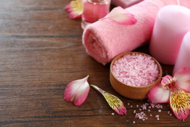 Kaplıca tedavisi ahşap masa üzerinde güzel kompozisyon