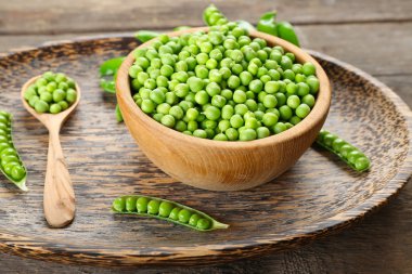 Ahşap tepsi, closeup kase taze yeşil bezelye