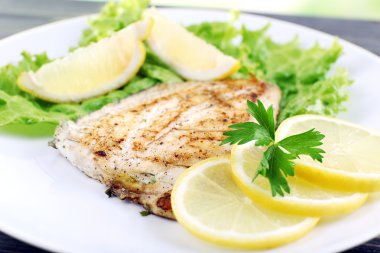 Balık fileto marul ve limon plaka ile tabak kapat