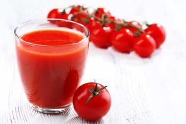 Bardak domates suyu ahşap arka plan üzerinde