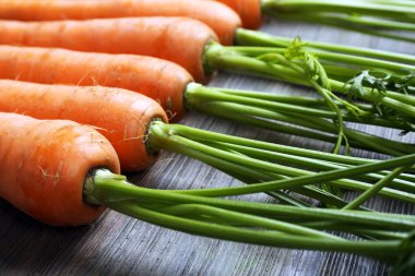 Ahşap masa, closeup üzerinde taze organik havuç