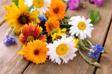 Ahşap masa, closeup üzerinde parlak kır çiçekleri