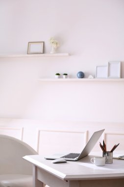 Çalışma alanı ile oda içinde laptop