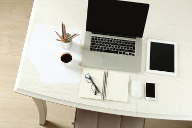 Laptop ile tablet ve işyeri üstten görünüm akıllı telefon