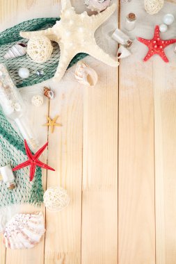 Güzel deniz kabukları ahşap arka plan üzerinde ile kompozisyon