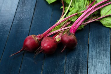 Ahşap masa üzerinde genç pancar