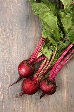 Ahşap masa üzerinde genç pancar