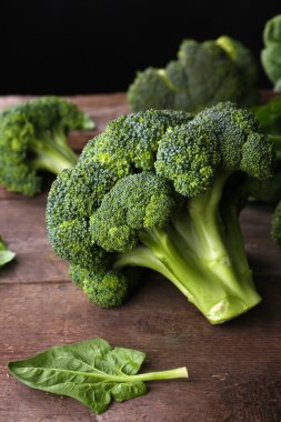 Ispanaklı ahşap masa üzerinde taze brokoli yakın çekim