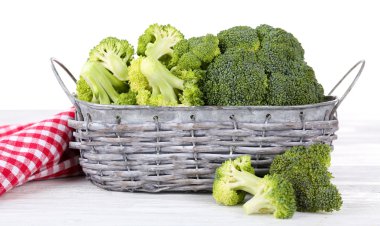 Açık renkli sepet içinde taze brokoli