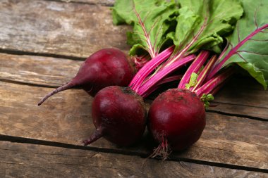 Ahşap masa üzerinde genç pancar