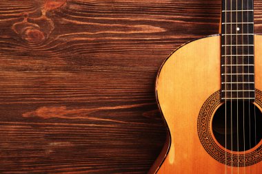 Ahşap arka planda akustik gitar