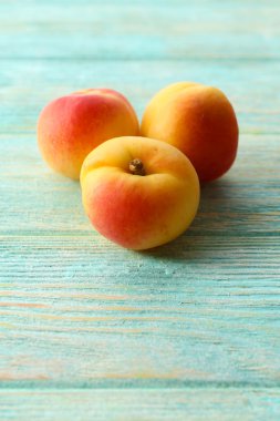 ahşap masa üzerinde olgun kayısı