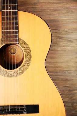 Ahşap arka planda akustik gitar