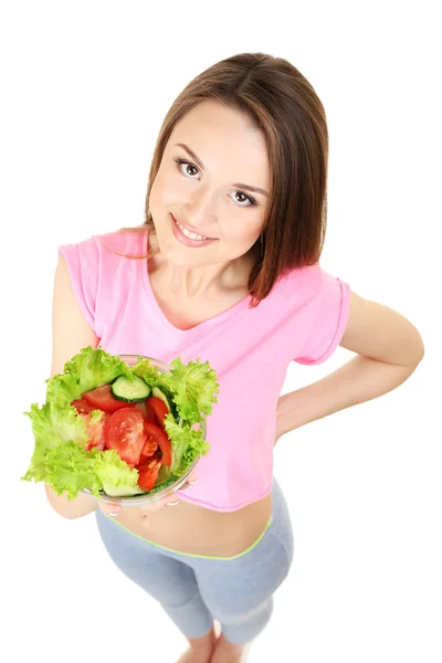 Jeune femme mince avec bol en verre de salade diète isolé sur blanc — Photo