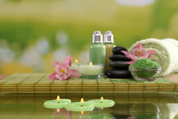 Wellness noch mit Blumen und Kerzenschein — Stockfoto