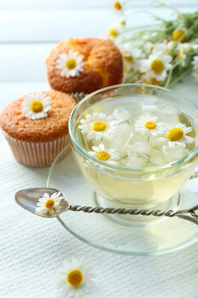 Tasse Tee mit Kamillenblüten — Stockfoto