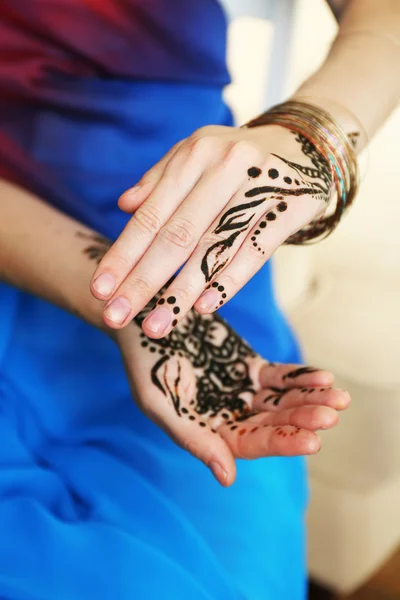 Imagem de henna em mãos femininas — Fotografia de Stock