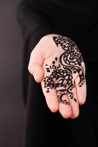 Immagine di hennè sulla mano femminile — Foto Stock
