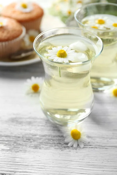 Sklo Heřmánkový čaj s květy heřmánku — Stock fotografie