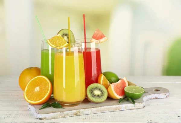 Vasos de jugo con frutas y menta —  Fotos de Stock