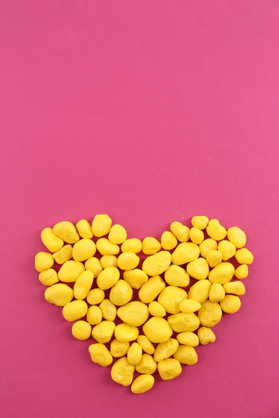 Cukierki w kształcie serca na tle różowy — Zdjęcie stockowe