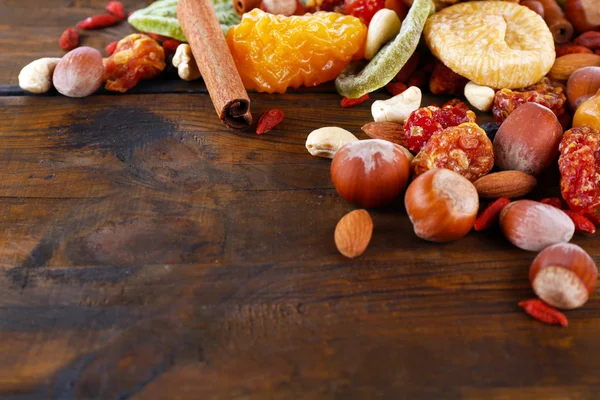 Asortyment owoców suszonych na drewnianym stole, zbliżenie — Zdjęcie stockowe