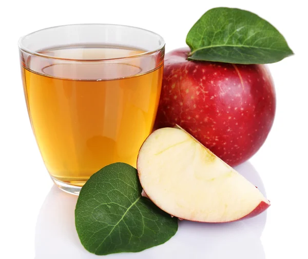 Bicchiere di succo di mela con mele rosse isolate su bianco — Foto Stock