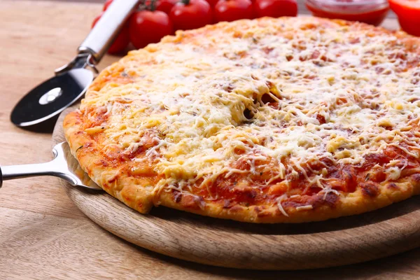 Pizza de queijo em tábua de corte de madeira, close-up — Fotografia de Stock