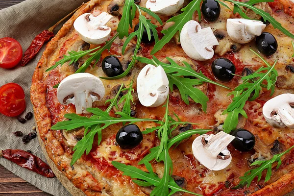 Sabrosa pizza con verduras y rúcula — Foto de Stock