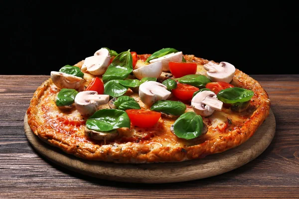 美味的比萨，用蔬菜和罗勒 — 图库照片