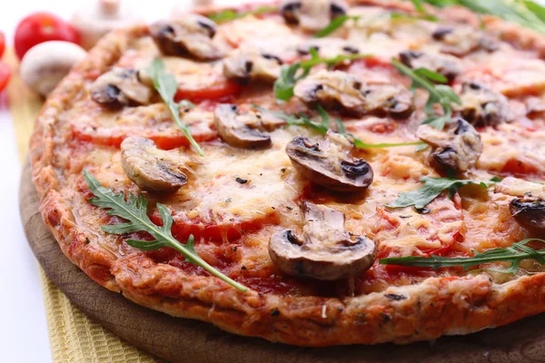 Välsmakande pizza med grönsaker och rucola — Stockfoto