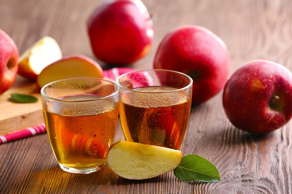 Glasses of apple juice and fruits — Stock Photo, Image
