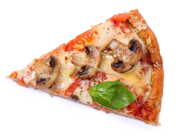 Kawałek pysznej pizzy z warzyw i bazylia — Zdjęcie stockowe