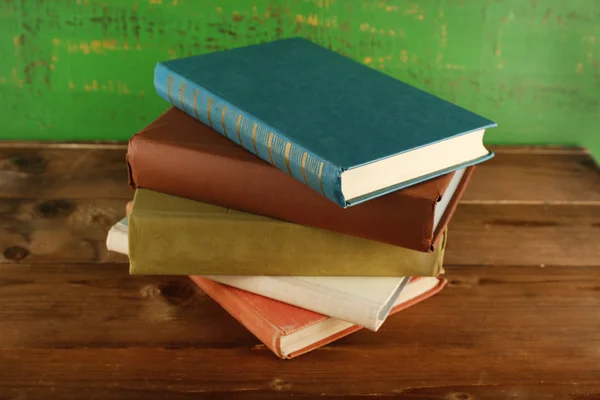 Pilha de livros sobre mesa de madeira — Fotografia de Stock