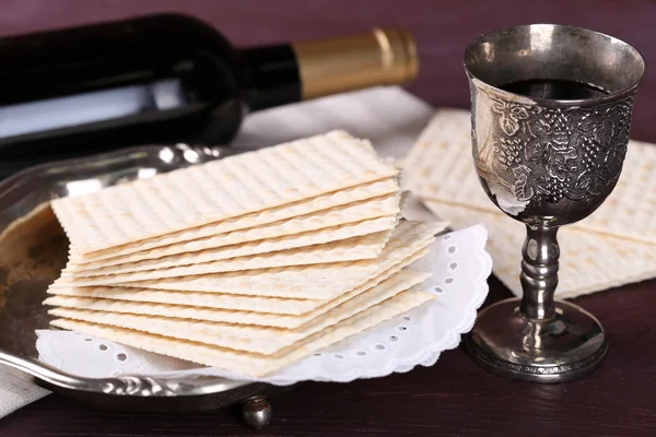 Matzo per Pasqua con vassoio in metallo e vino — Foto Stock