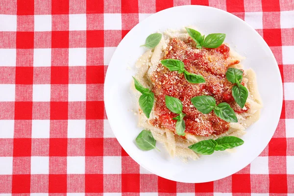 Pasta with tomato sauce and basil — Stock Photo, Image