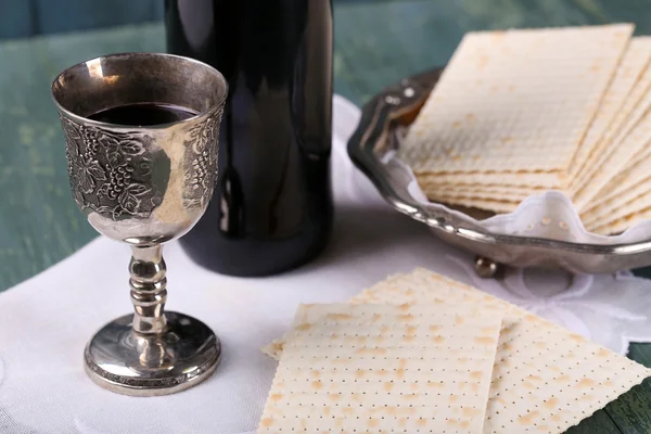 Matzo para Páscoa com bandeja de metal e vinho — Fotografia de Stock