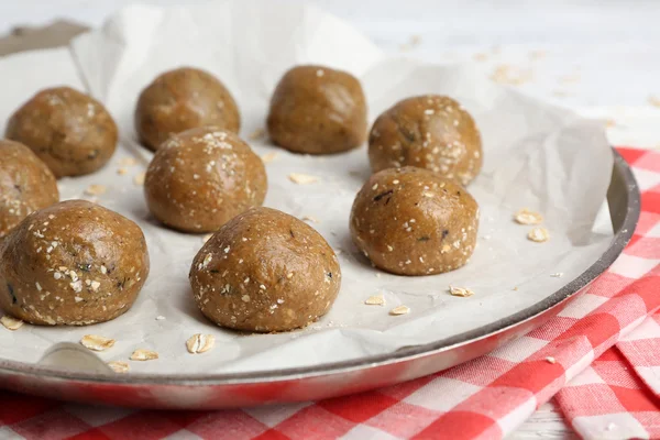 Masa cruda para galletas en bandeja para hornear de cerca — Foto de Stock