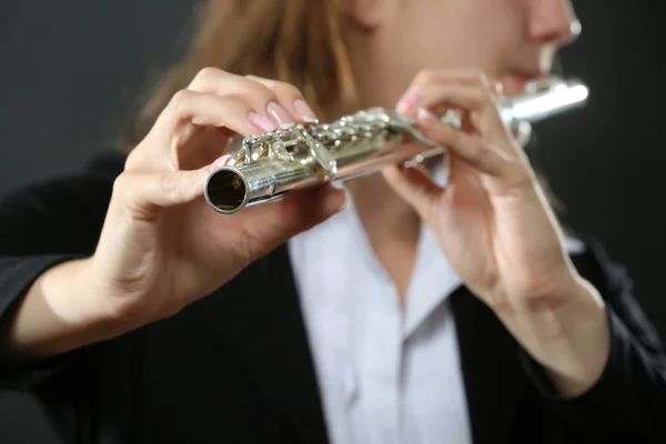 Musiker spelar flöjt, närbild — Stockfoto