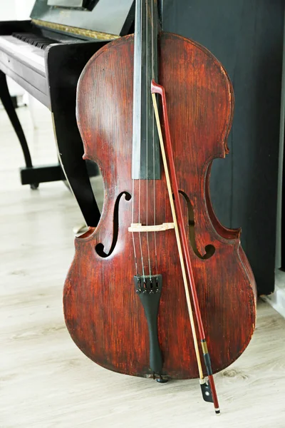 Violoncelo perto de piano, dentro de casa — Fotografia de Stock