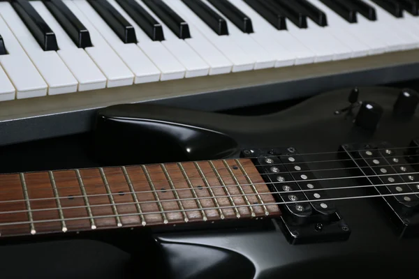 Synthesizer and electric guitar, closeup — Stock Photo, Image