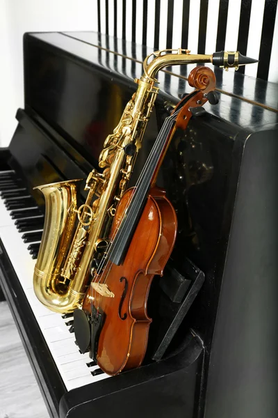 Violín y saxofón al piano —  Fotos de Stock